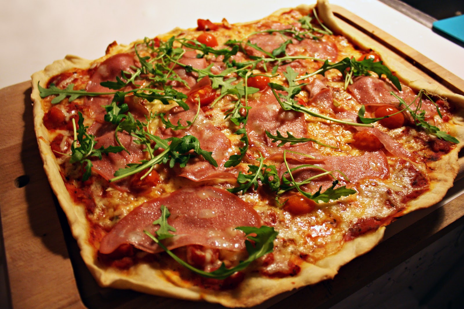 фото пиццы в домашних условиях в духовке с фото с колбасой и сыром и помидорами фото 60