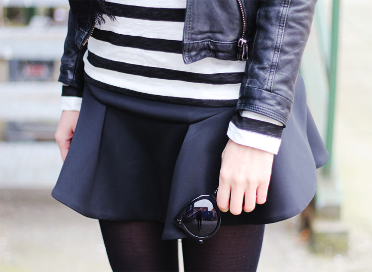 celine audrey sunglasses modeblog fashion blog blogger outfit scuba skirt frill flæse sommer forår sort striber læderjakke