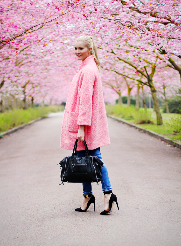 pink coat ganni kirsebærtræ, bispebjerg kirkegård, forår, modeblog, fashion blog